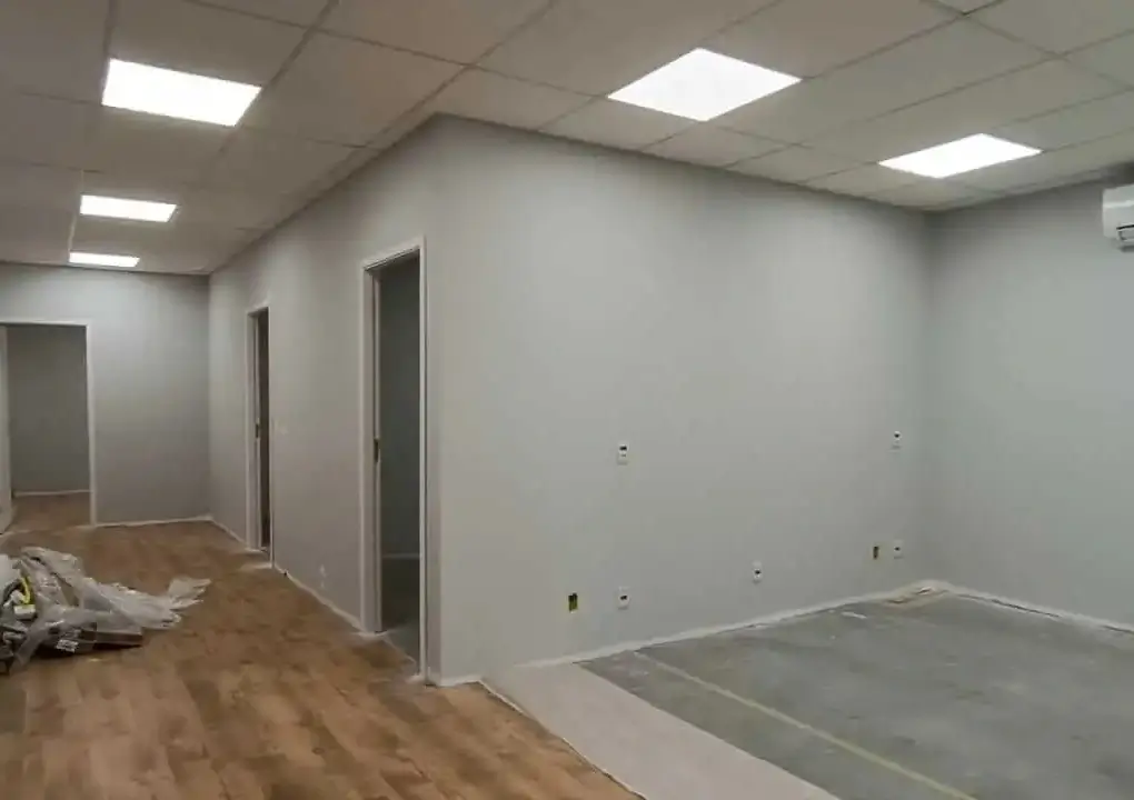 Homem trabalhando em parede de drywall - Bela Vista.