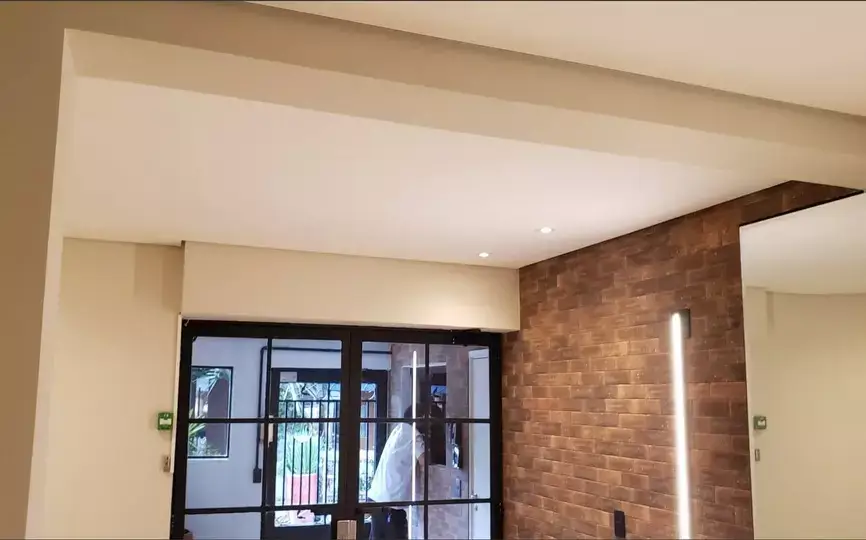 Serviço de Instalação de Gesso Bairro Itaim Bibi. Forro Gesso Acartonado com acabamento e lustre.