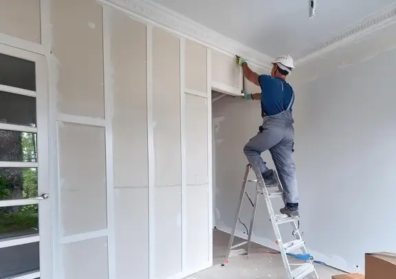 Homem trabalhando em parede de drywall - Bela Vista.