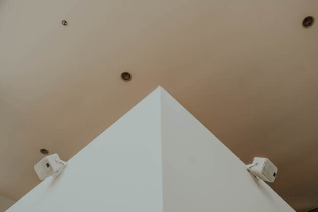 Serviço de Forro Acartonado de Gesso em Jardim Paulistano, São Paulo Capital. Teto de gesso bege com câmeras de segurança penduradas.